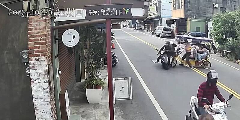 彰化縣鹿港鎮觀光三輪車違規跨越雙黃線，與機車發生碰撞。（鹿港摸乳巷旁邊店家提供）