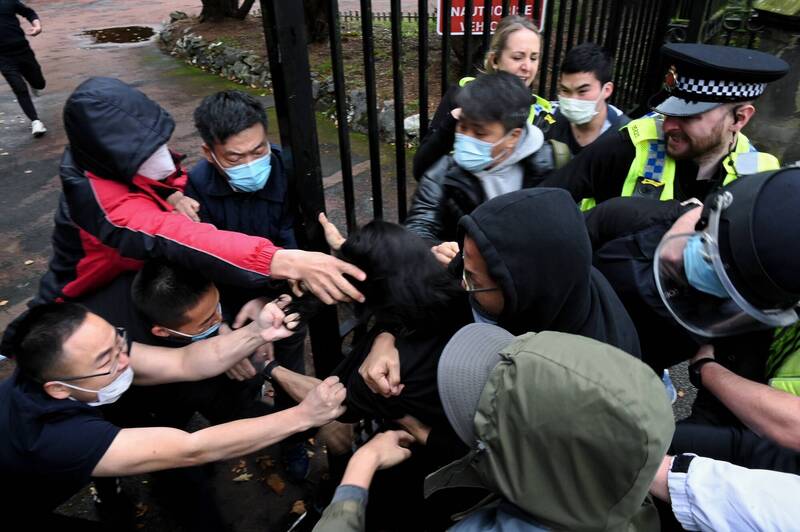 在英国的香港人16日前往中国驻英国曼彻斯特总领事馆外示威，有示威者遭到该馆人员拖进院内集体殴打，英国外交部官员表示已要求中方取消涉嫌打人的中国外交官外交豁免权，「否则将会引发外交后果」；意指涉案的中国外交官员恐会遭到驱逐。（美联社）(photo:LTN)