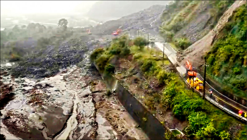 尼莎外圍環流帶來豪大雨，宜縣大同鄉台7線英士路段坍方阻斷。（公路總局提供）