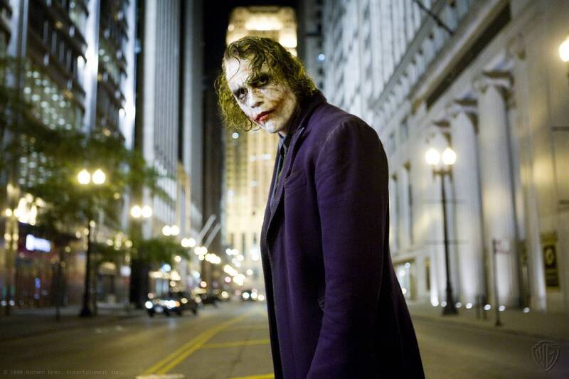 电影《黑暗骑士》中，由已故影星希斯莱杰（Heath Ledger）饰演的「小丑」角色令人印象深刻。（华纳兄弟提供）(photo:LTN)