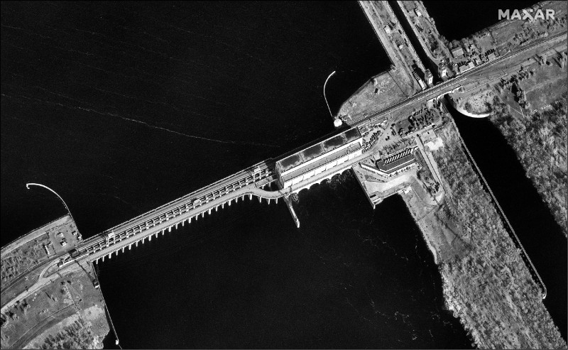 乌克兰指控俄罗斯计画以水雷炸毁乌南赫尔松地区的卡科夫卡水力发电厂水坝。图为二月该水坝的卫星空照图。（路透）(photo:LTN)