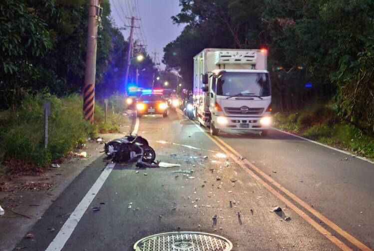 貨車衝到對向車道與機車碰撞。（民眾提供）