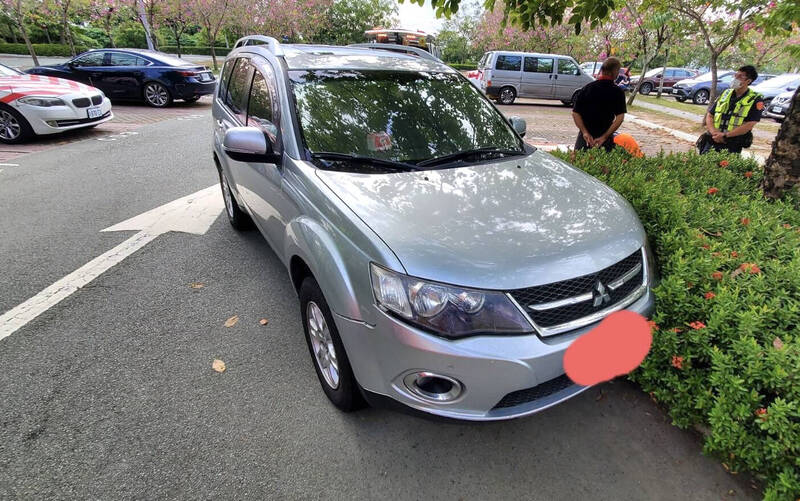 男子將休旅車停在國道3號東山服務區停車場後，久無動靜，車子持續發動，被用路人發現報警。（讀者提供）