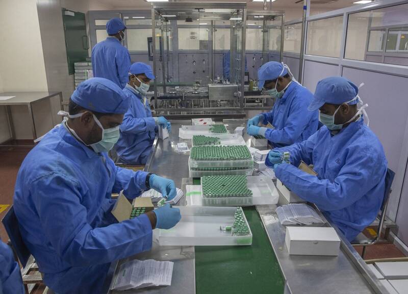 印度血清研究所（SII）取得AZ授权，于国内生产武肺疫苗Covishield，孰料由于过期不得不销毁1亿剂。SII员工包装疫苗示意图。（美联社）(photo:LTN)