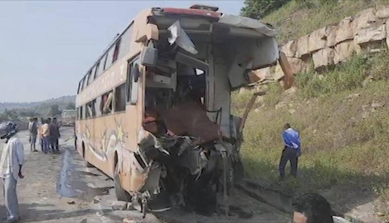 印度当地时间週五深夜发生严重国道车祸，巴士撞上卡车造成15人死亡，至少35人受伤。（美联社）(photo:LTN)