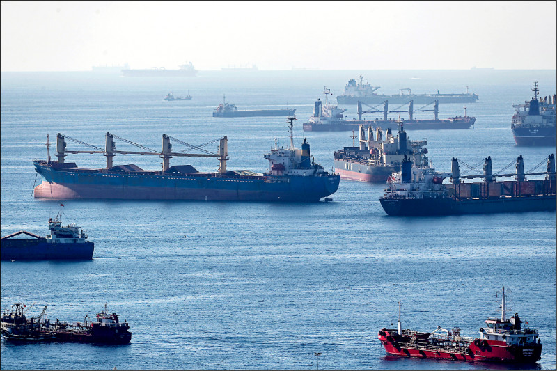 载运乌国谷物的货轮22日在土耳其伊斯坦堡马尔马拉海等待检查通关。（欧新社）(photo:LTN)