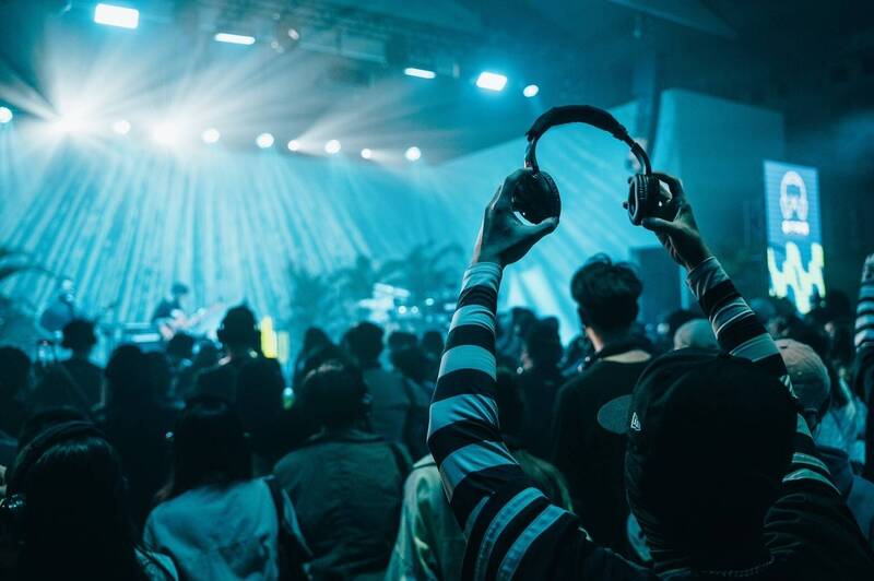  「無線電波」音樂派對，結合當今青年族群人耳一支耳機的現況，藉由無線電波無障礙傳送的概念，找到最屬於青年的頻率。（記者王榮祥翻攝）