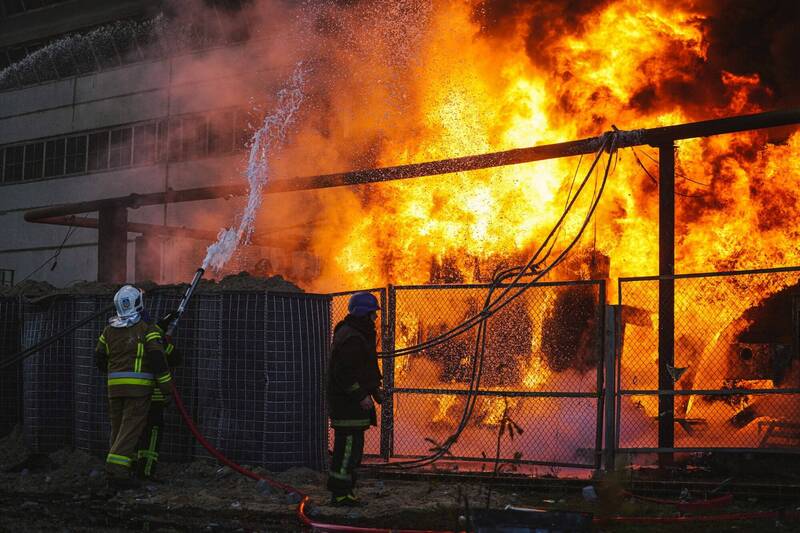 乌克兰发电厂遭俄军攻击，消防人员正扑灭火势。（路透）(photo:LTN)