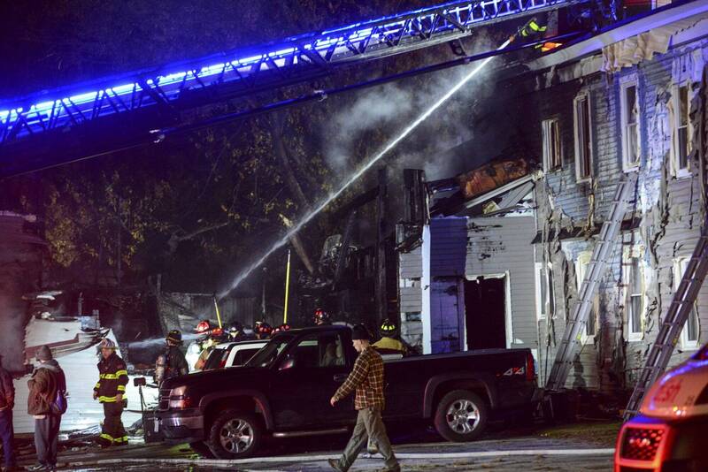 美新罕布夏州基恩市（New Hampshire Keene）近日發生輕量型飛機墜毀民宅引發大火事件。（美聯社）