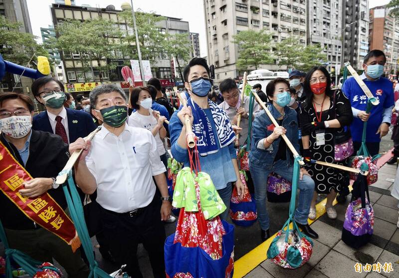 台北客家義民嘉年華活動23日在台北市客家文化主題公園啟動「台北領航」帆船，台北市長柯文哲、民進黨台北市長候選人陳時中（左二）、國民黨候選人蔣萬安（左三）、無黨籍北市長候選人黃珊珊（右三）等人參與，三位候選人全程零互動。（記者羅沛德攝）