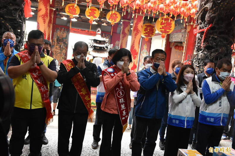 爭取連任的國民黨雲林縣長候選人張麗善今天展開車隊掃街拜票，從水林鄉通天府出發，先進廟內參拜祈福。（記者黃淑莉攝）