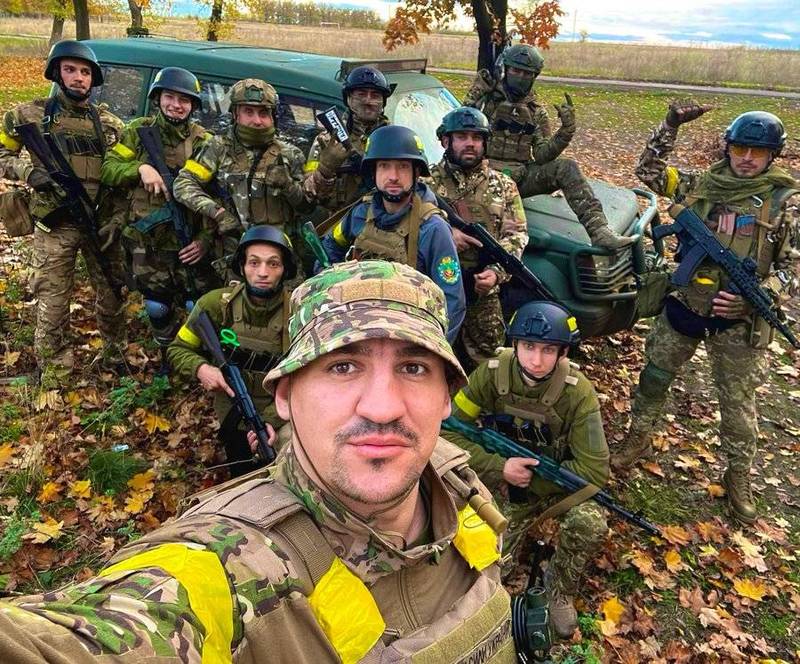 一队乌克兰士兵在一处原野合照，并在照片说明中声称距离赫尔松市不远了。（撷取自推特）(photo:LTN)