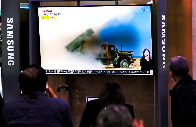 南北韩24日在朝鲜半岛西部海域又传摩擦，双方互控对方挑衅。图为南韩民众在首尔车站观看相关新闻报导。（欧新社）(photo:LTN)