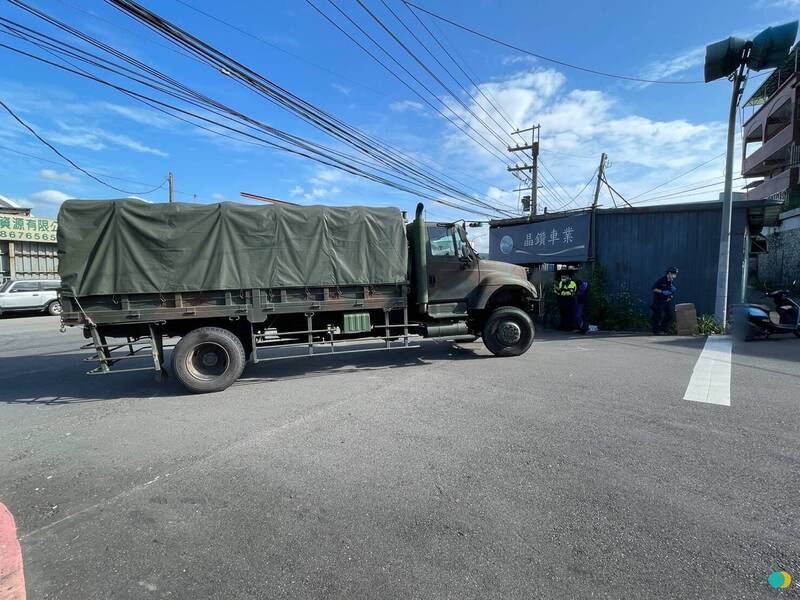 新北市三峽今天上午驚傳一輛十噸半軍卡與一輛機車車禍，造成機車上一對母女死亡。（警方提供）