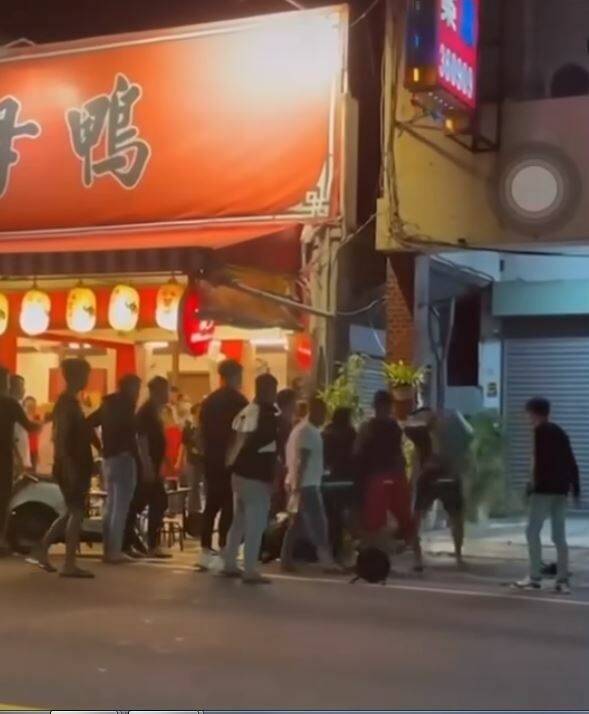 台東薑母鴨店今天凌晨發生圍毆滋事，其中1男（右2）扛起盆栽砸人。（記者黃明堂翻攝）