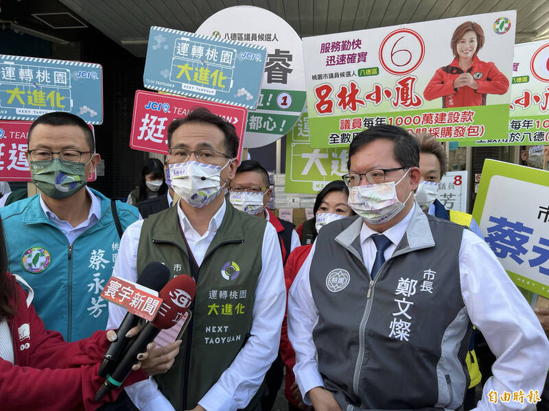 針對藍營舉辦北區競選總部成立大會現場草皮遭到破壞，對此桃園市長鄭文燦（右1）認為依規定該復原就復原，民進黨桃園市長後選人鄭運鵬（中）則說，除了復原草皮外，針對宣傳車隊闖紅燈事件，張善政也應管好自己的團隊。（記者陳恩惠攝）