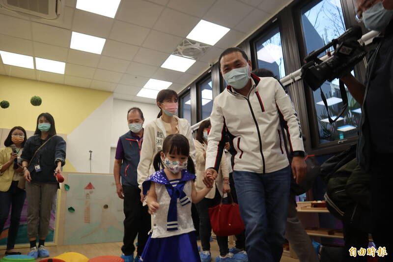 新北市長侯友宜今前往新莊建國公共托育中心開幕,與小朋友開心互動。(記者周湘芸攝) 新北市長侯友宜今前往新莊建國公共托育中心開幕,與小朋友開心互動。(記者周湘芸攝)
