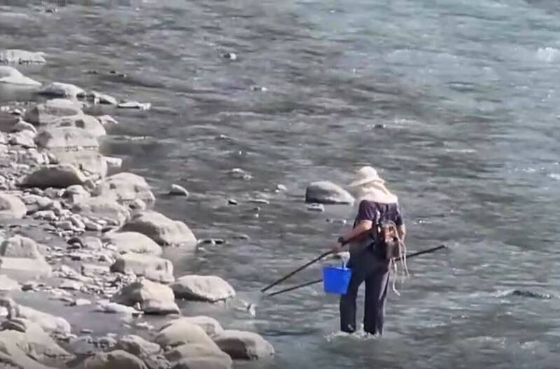 民眾直擊茂林國家風景區情人谷有人電魚。（郭姓民眾提供）