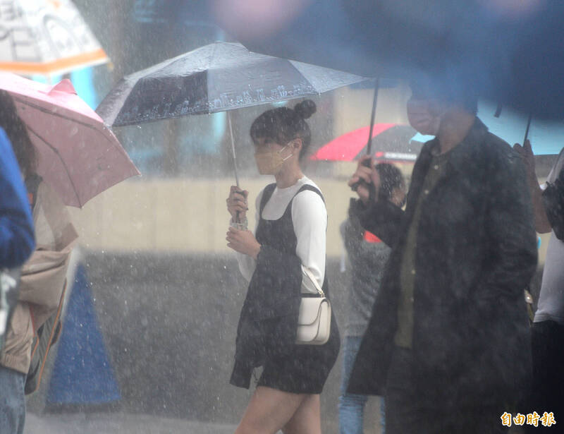 近期受到颱風外圍環流以及東北季風增強影響，假日也時常下起大雨，氣象局長鄭明典今發文指出，剛好最不穩定斜壓波動的周期大約就是7天，所以才會感覺好像每個週末都在下雨。（資料照）