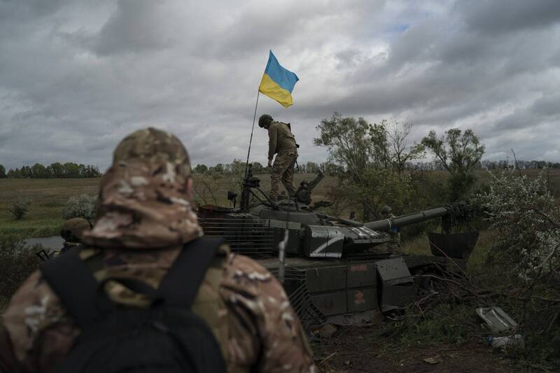 基辅国际社会学研究所24日发布一项民调显示，有86％的乌克兰民众认同乌俄战争要继续打下去。图为乌军士兵在俄军废弃战车上插上乌克兰国旗。（美联社）(photo:LTN)