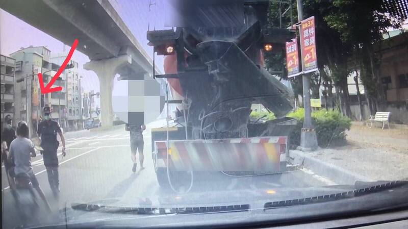 阮姓失聯移工酒駕見警棄車赤腳狂奔，警方追數百公尺逮人送辦。（讀者提供）