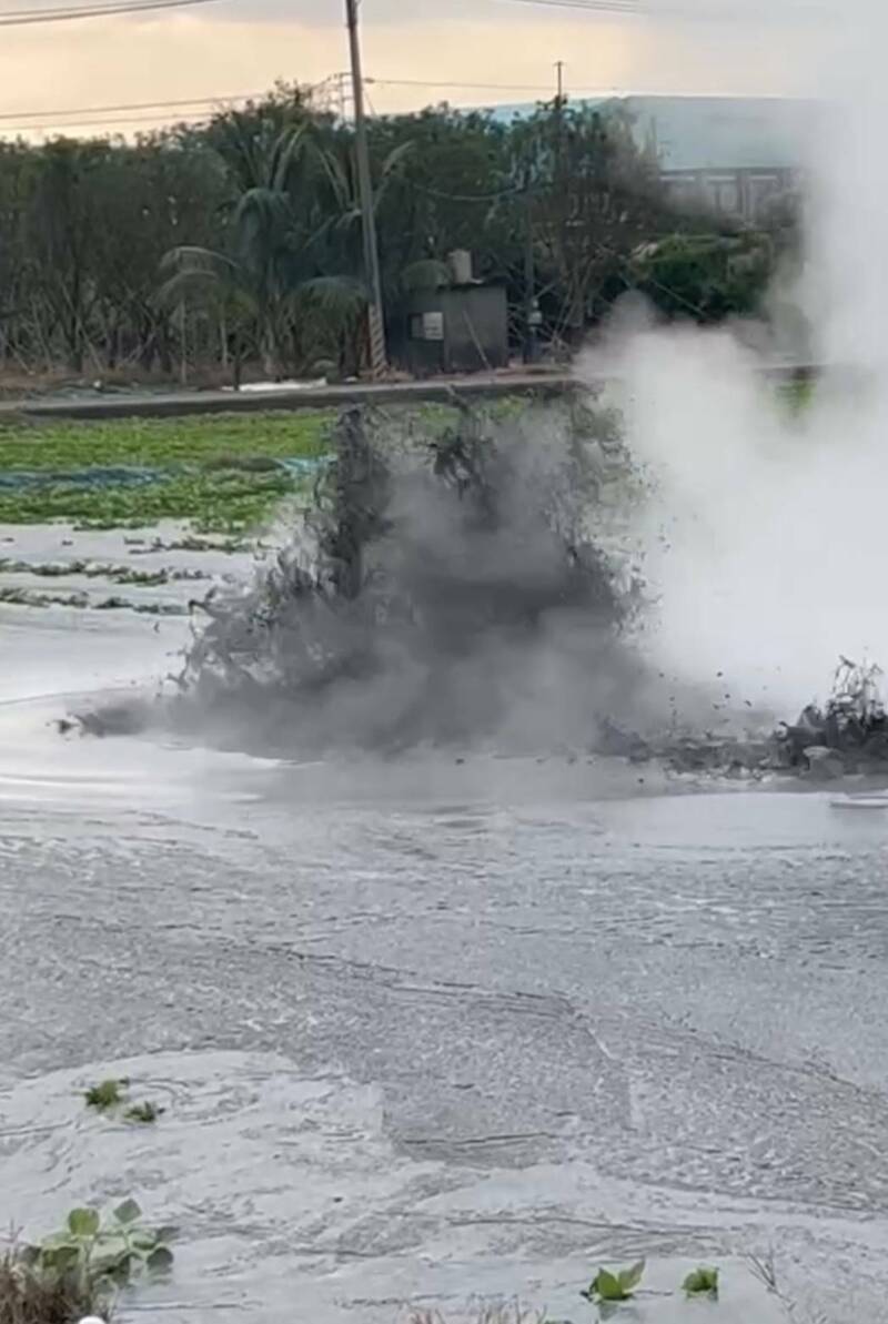 萬丹泥火山今年第3次噴發。（灣內村長陳玉意提供）