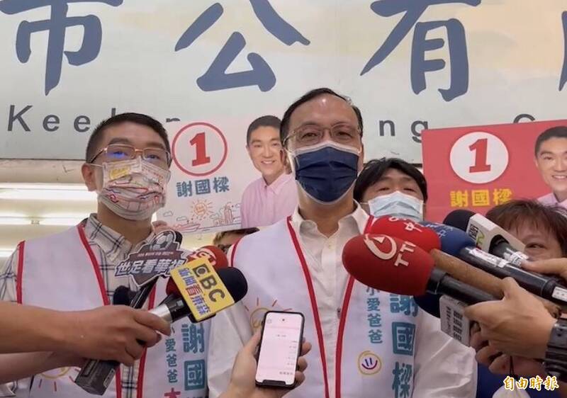 民進黨立院黨團今天召開記者會，質疑國民黨基隆市長候選人謝國樑財產申報不實，國民黨主席朱立倫（右）今天受訪時表示，蔡適應和黑道關係密切，牽扯不清，只好來抹黑謝國樑。（記者俞肇福攝）