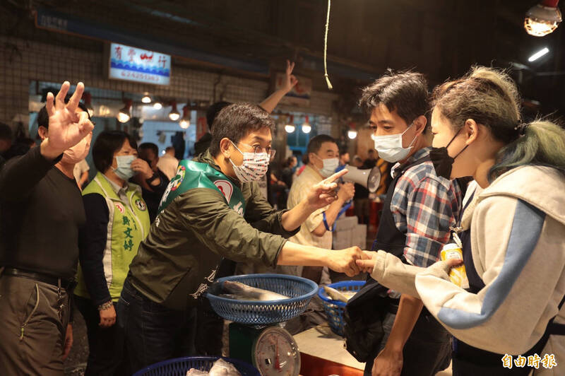 民進黨基隆市長候選人蔡適應到崁仔頂漁市場拜票。（記者盧賢秀攝）