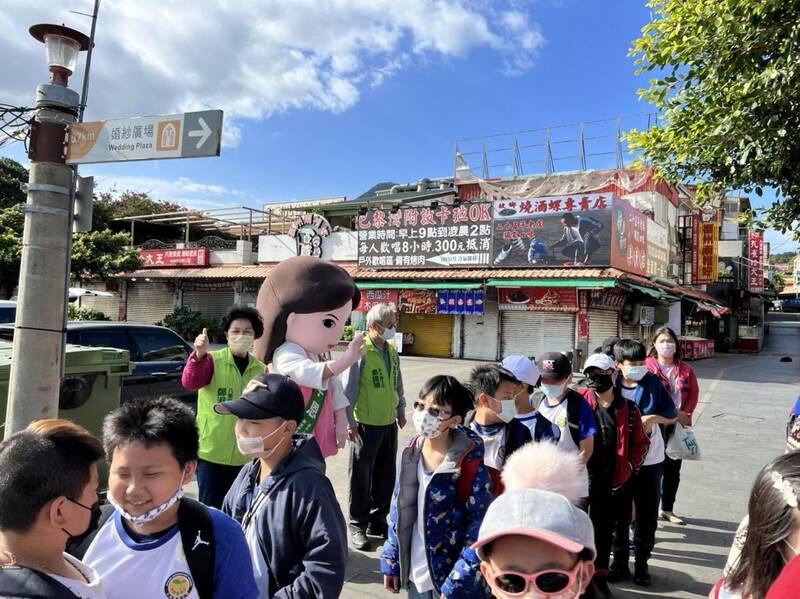 鄭宇恩結合在地藍色公路業者，讓學生走讀認識淡水河沿岸的自然及人文景觀。（圖由新北市議員鄭宇恩提供）