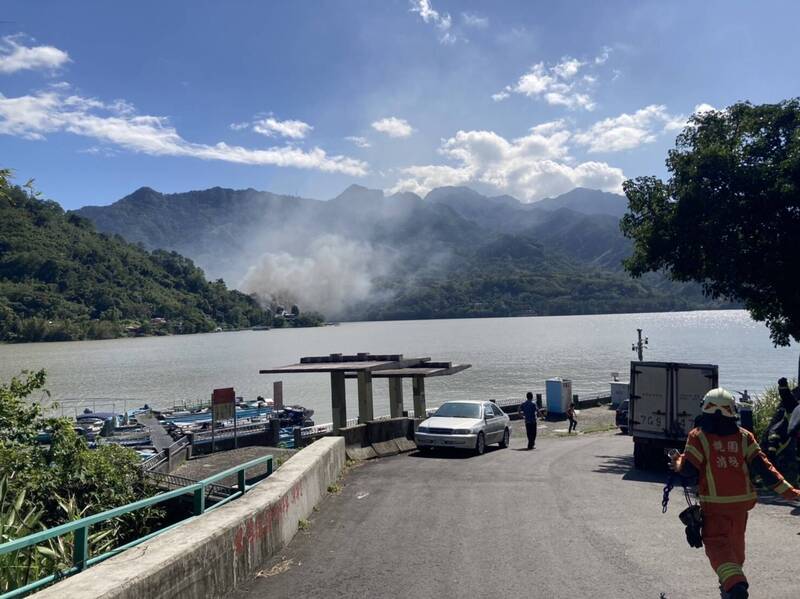 桃園市大溪區石門水庫上游「薑母島」工寮冒火，消防車過不了湖、只能停放在遊艇碼頭上。（記者李容萍翻攝）