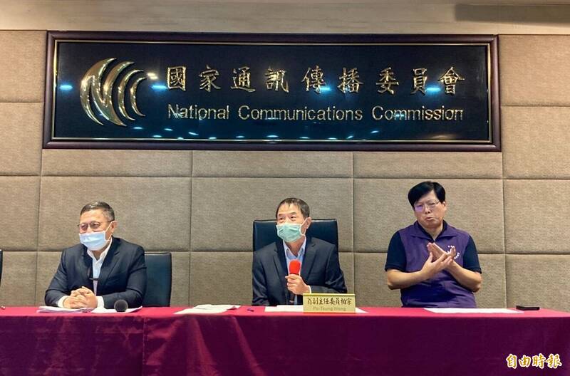 國家通訊傳播委員會（NCC）發言人翁柏宗（中）今天（26日）下午於例行記者會表示，由於鏡電視前董事長陳建平10月24日回覆有關NCC於12日第1036次委員會議相關事證，內容提到他本人部分「絕無此事」。（記者陳心瑜攝）
