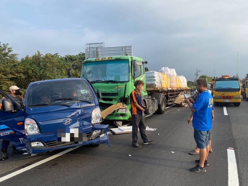 聯結車行經國1北向351公里岡山路段，因剎車不及，追撞前方4部停等轎車及小貨車，造成3人輕傷。（民眾提供）