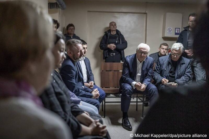 史坦麦尔在与乌克兰居民交谈时，遭遇了空袭警报，史坦麦尔躲在防空洞内一个半小时的照片也在推特流出。（图撷取自推特）(photo:LTN)