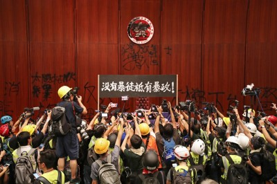 香港2019年爆發「反送中」運動持續逾半年，香港保安局提供的資料顯示，截至今年8月共有1萬279人被拘捕，當中18歲以下有1754人。圖為「反送中」港民衝進立法會。（歐新社檔案照）