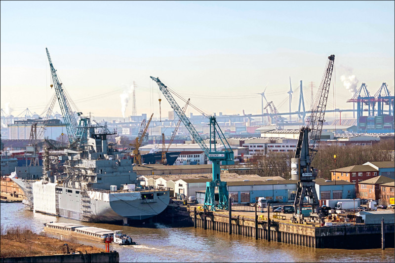 今年3月，一艘军舰停泊在德国汉堡港。（法新社档案照）(photo:LTN)