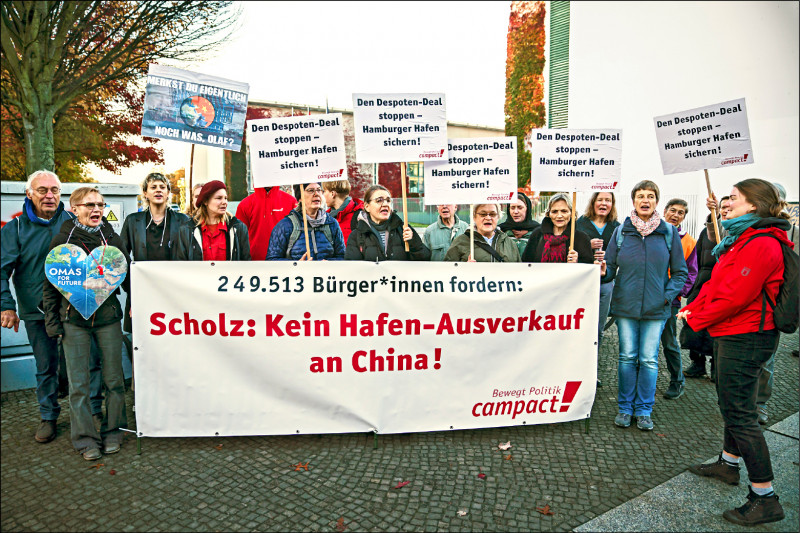 德国权益运动组织Campact成员廿六日在柏林联邦总理府前举布条和标语牌，写着「萧兹：不要把港口卖给中国」，反对中国企业入股汉堡港。（欧新社）(photo:LTN)
