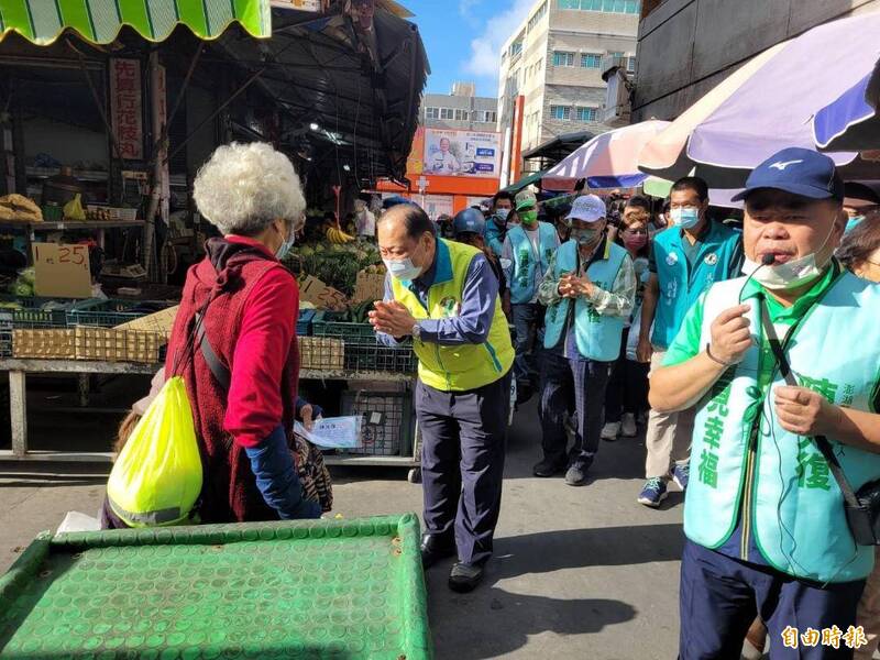 陳光復前往北辰市場拜票，深深鞠躬爭取選民支持。（記者劉禹慶攝）