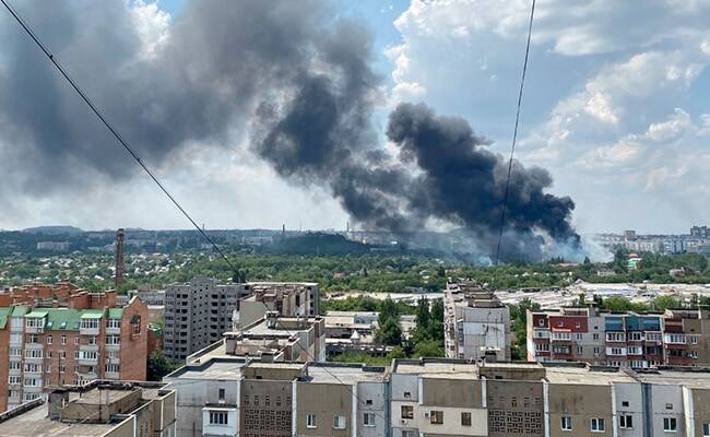 克里米亞一座發電廠27日遇襲，網上曝光的照片可以看到濃煙竄天。（圖翻攝自推特）