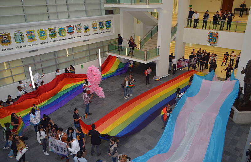 墨西哥塔茅利巴斯州的议员今晚表决，通过同性婚姻合法化的议案，成为墨西哥32州中最新一个批准同性婚的州。。图为法案审议期间，LGBTI团体成员在州议会等待结果揭晓。（欧新社）(photo:LTN)