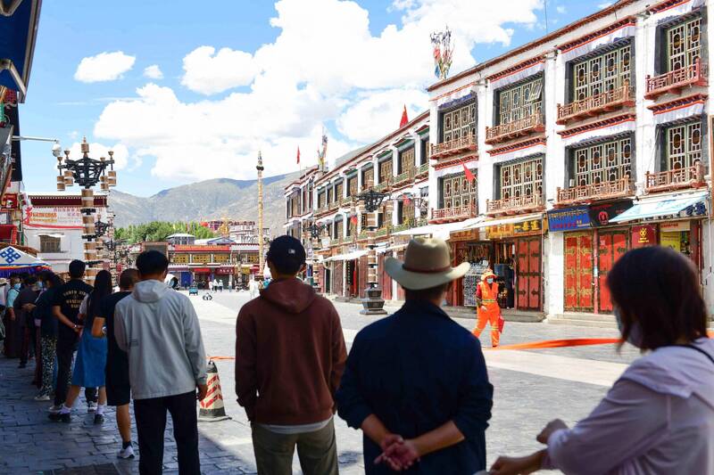 西藏首府拉萨被封锁长达2个半月，图为民众在拉萨排队接受核酸检测。（法新社）(photo:LTN)