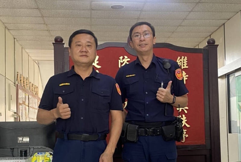 佳里分局佳里派出所所長吳俊祥（左）及警員李建漢（右）及時搶救為情所困輕生的男子。（圖由分局提供）