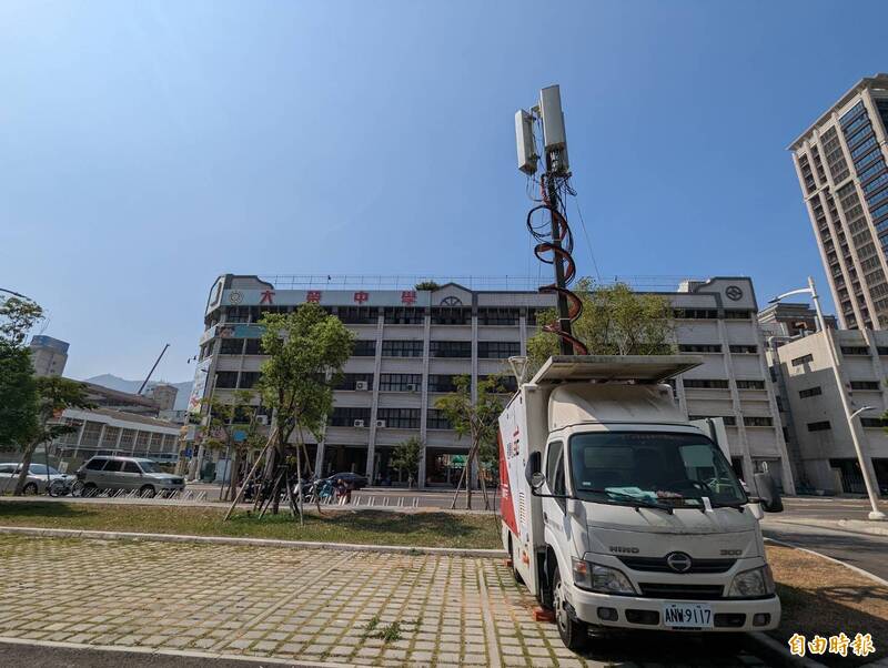 私立大榮中學被家長投訴後拆除基地台，害附近3千戶居民無網路可用，電信公司派遣行動基地台駐點服務，但訊號品質仍不佳。（記者黃佳琳攝）