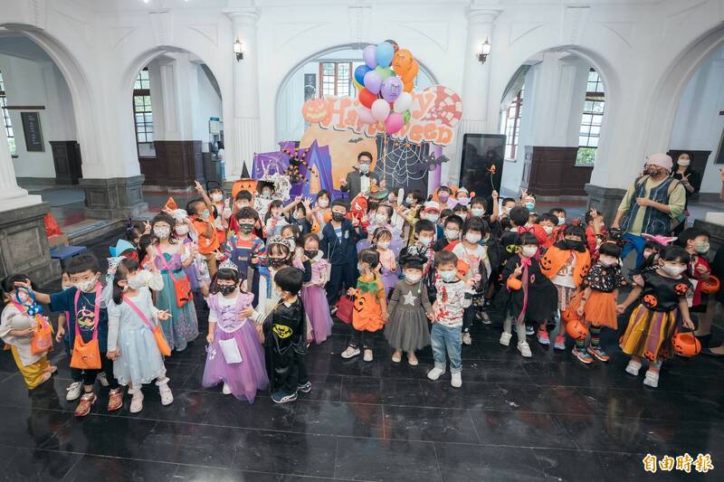 Trick or Treat！不給糖就搗蛋，新竹市府今天湧入幼稚園小朋友來搗蛋開玩，市府也邀親子明天到舊城市集「搗蛋」。（記者洪美秀攝）