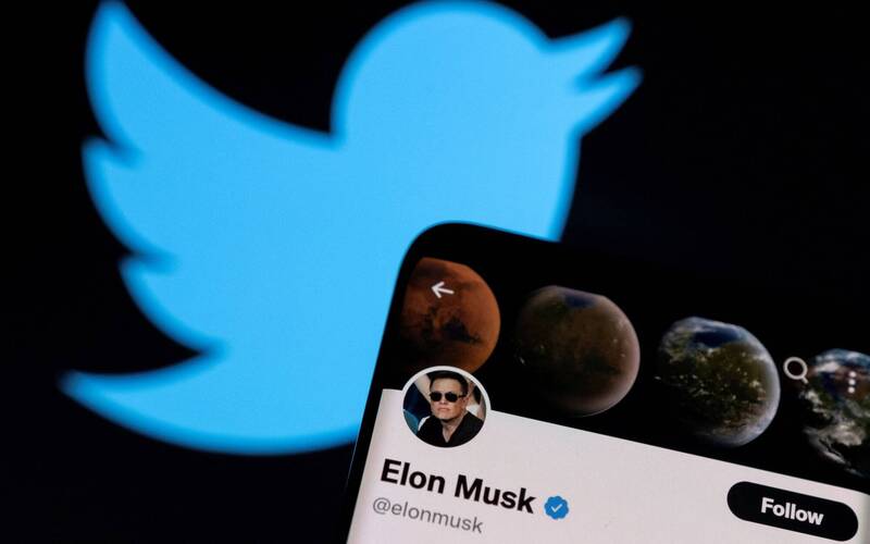 全球首富马斯克已完成收购推特，图为推特的蓝色飞鸟标志与马斯克的官方推特帐号。（路透）(photo:LTN)