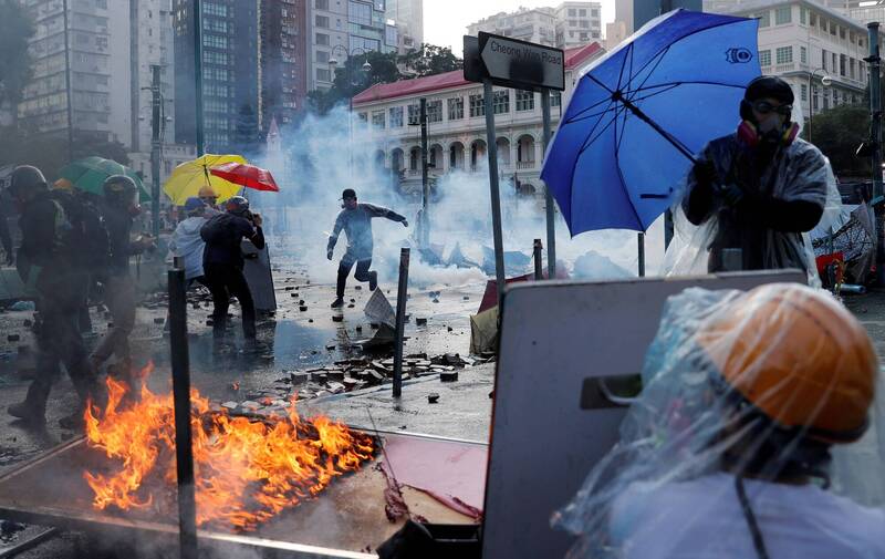 参与香港反送中理大冲突的示威者，再有8人因暴动罪被判刑。图为2019年11月17日，示威者与香港警方在理工大学外发生冲突。（路透）(photo:LTN)