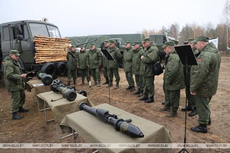 近日白俄罗斯部队似乎正对乌军武器与战术进行研究，不仅疑似获得缴获的反战车飞弹，也特别改装自家的战车。然而白俄罗斯部队的做法有些「土法炼钢」，引来网友嘲讽。（图撷取自 Tadeusz Giczan 推特）(photo:LTN)