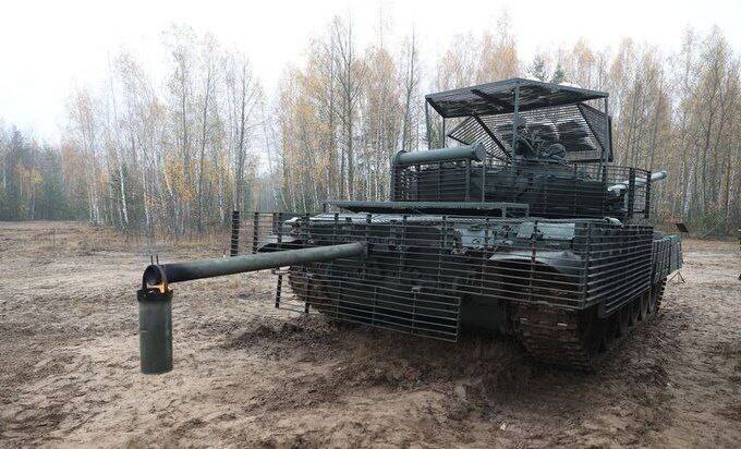 从图片可见，白俄罗斯部队在战车四週加上栅栏，并在尾部加上长桿，悬挂一个烤炉，试图干扰採用红外线导引的反战车飞弹。（图撷取自 Tadeusz Giczan 推特）(photo:LTN)