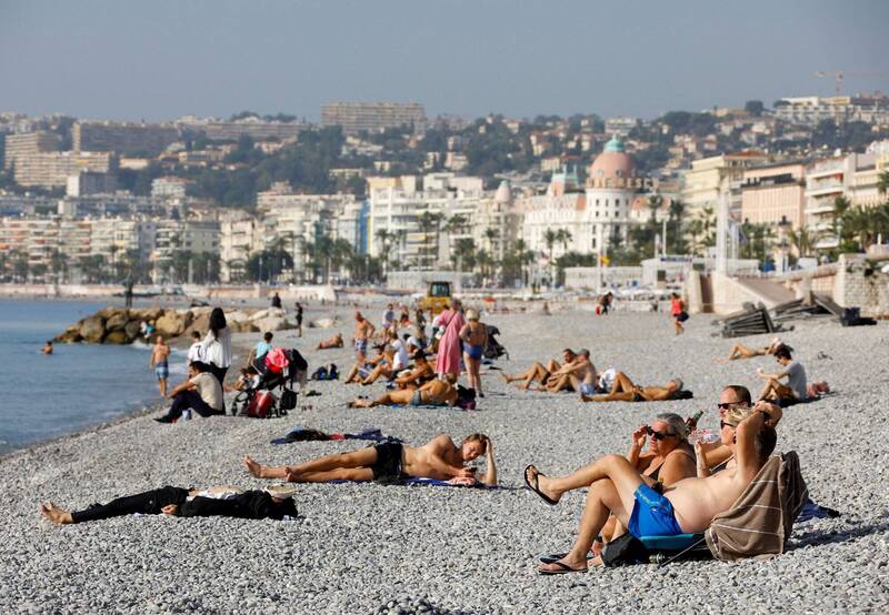 法国和西班牙众多游客前往海边做日光浴，完全感受不到秋冬的来临。（路透）(photo:LTN)