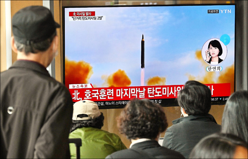 北韩廿八日再向朝鲜半岛东部海域发射两枚短程弹道飞弹。图为南韩首尔地铁站电视廿八日播放北韩发射飞弹的画面。（法新社）(photo:LTN)