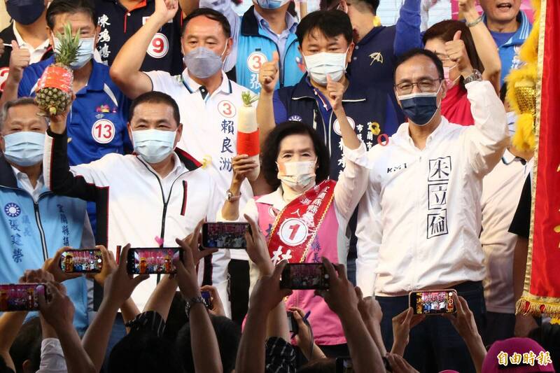 宜蘭縣長林姿妙（中）溪北競選總部成立，國民黨主席朱立倫（右）、新北市長侯友宜（左）站台力挺。（記者蔡昀容攝）